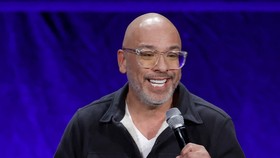 Jo Koy Akui 'Garing' Saat Sindir Taylor Swift di Golden Globe