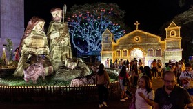 FOTO: Kerlap-kerlip Cahaya Sambut Natal di Belahan Dunia
