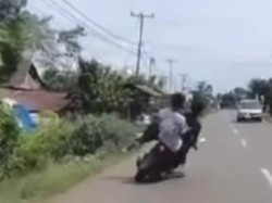 2 Remaja di Luwu Timur Jatuh Saat Freestyle Motor di Jalan-Ditabrak Minibus