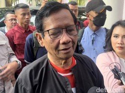 Gaya Mahfud Md Jelang Debat Cawapres, Pakai Baju Adat Madura