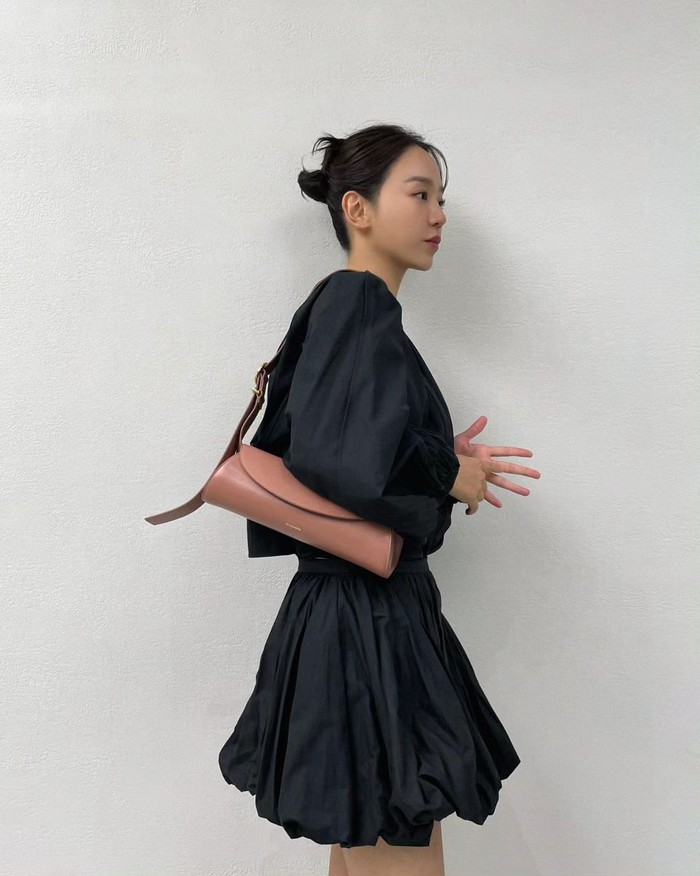 Masih dengan outfit warna hitam, kamu bisa tampil classy elegan dengan balutan mini dress lengan panjang seperti Shin Hye Sun. Jangan lupa tambahkan tas warna nude untuk mempermanis tampilan kamu!/ Foto: instagram.com/shinhs831