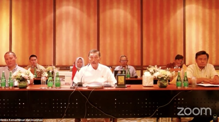 Menko Marves Luhut Binsar Pandjaitan dalam Konferensi Pers Evaluasi Kinerja 2023 Menuju Indonesia Emas 2045. (Tangkapan Layar Youtube  Kemenko Bidang Kemaritiman dan Investasi RI)