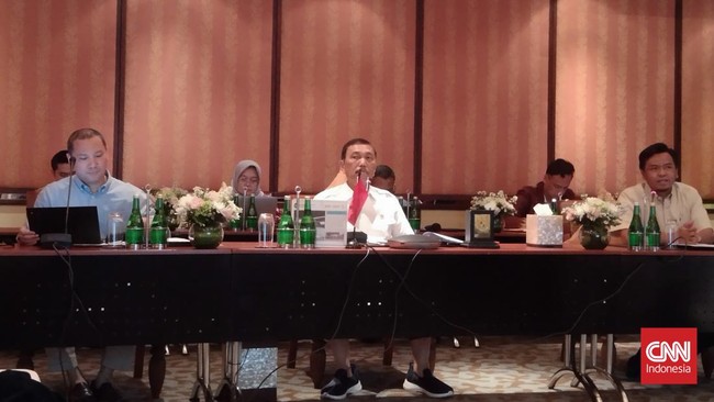 Luhut Binsar Pandjaitan menyatakan pendukung muda siapapun orangnya. Menurutnya jika memang Gibran bagus selayaknya untuk didorong bukan dibunuh karakternya.