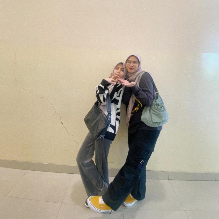 <p>Tak sedikit netizen yang menilai penampilan mereka sangat mirip. Bahkan, Ines dan Sienna sering tampil kompak mengenakan busana serupa ketika sedang jalan-jalan. (Foto: Instagram @nesyanabila)</p>