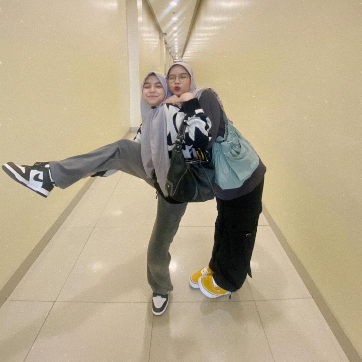 <p>Sienna yang kini sudah berusia 10 tahun sangat lengket dengan ibunda, nih. Keduanya bahkan terlihat seperti kakak-beradik setelah Sienna beranjak remaja. (Foto: Instagram @nesyanabila)</p>