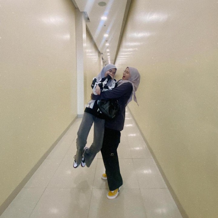 <p>Unggahan terbaru Ines sontak menuai komentar dari netizen. Tak sedikit yang menilai mereka sangat mirip hingga ada yang menyebut mereka seperti kembar. "Yaa ampuuun aku liatnya kok mirip yaa mama nes dengan sienna," komentar akun @vianaadir****. "Kembar. lama2 wajah kalian kembar lho.. siena mirip ines, ines mirip siena," ucap @smarthafiz_bojo****** (Foto: Instagram @nesyanabila)</p>