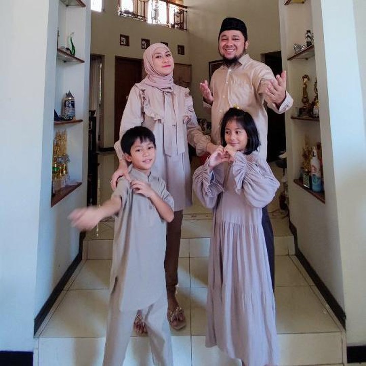 <p>Saat ini, AFI telah meninggalkan dunia hiburan dan menggeluti kesibukan sebagai ibu rumah tangga. Ia membangun keluarga bersama Adit yang juga merupakan kontestan AFI. (Foto: Instagram @niadit_poll)</p>