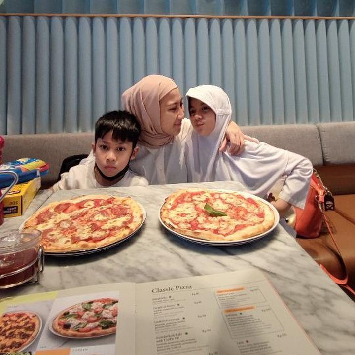 <p>Dari pernikahan dengan Adit AFI, Nia telah dikaruniai dua orang anak. Mereka adalah Diva dan Daffa. (Foto: Instagram @niadit_poll)</p>