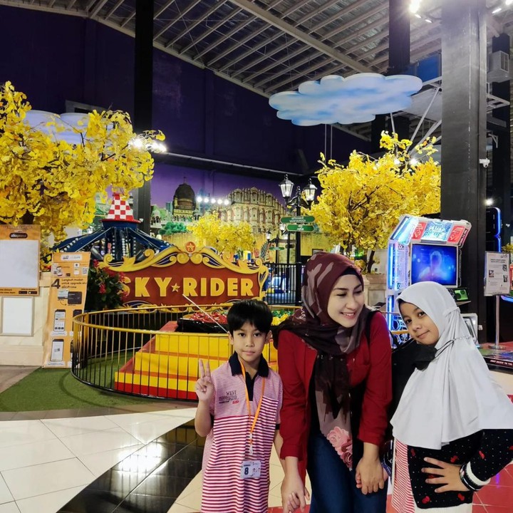 <p>Nia AFI juga sering mendampingi kedua anaknya ketika mengikuti lomba untuk mengasah keterampilan mereka. "Yeayy buat ngelatih konsentrasi Daffa, biar PD dan punya jiwa kompetisi. Jadinya di ikutin deh lomba gini. Alhamdulillah ada di peringkat kedua, kurang lebih 2 menit-an bikin Lego-nya," ujar Nia. (Foto: Instagram @niadit_poll)</p>