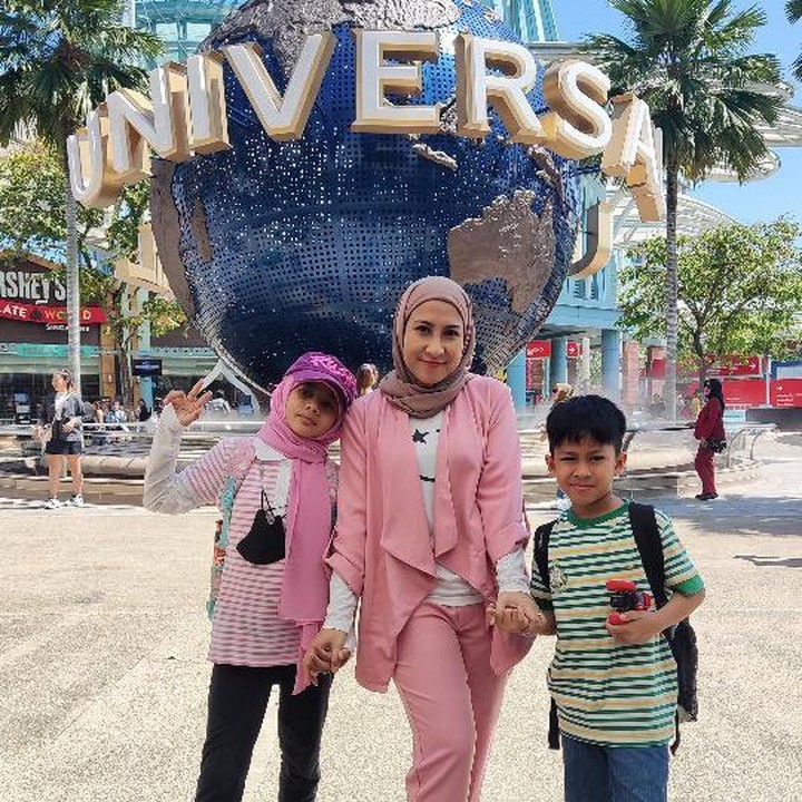 <p>Meski begitu, Nia AFI tak lupa akan tanggung jawabnya sebagai Bunda. Ia sering menghabiskan waktu bersama anak-anak di waktu luang. Tengok saja potretnya ketika membawa mereka jalan-jalan ke luar negeri. (Foto: Instagram @niadit_poll)</p>