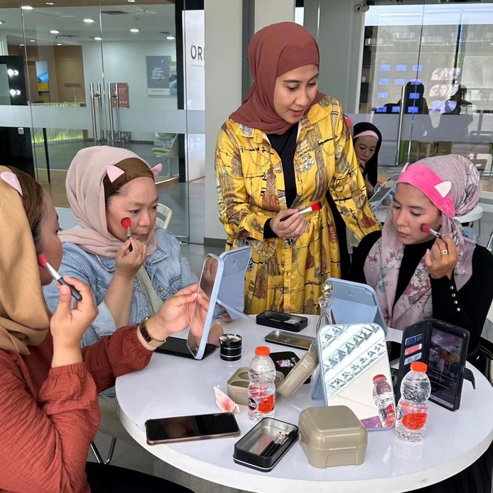 <p>Menjadi IRT tak membuat Nia AFI kehilangan kesibukan di luar rumah. Saat ini, ia sering mengadakan makeup class di sela-sela kesibukan mengasuh anak. (Foto: Instagram @niadit_poll)</p>