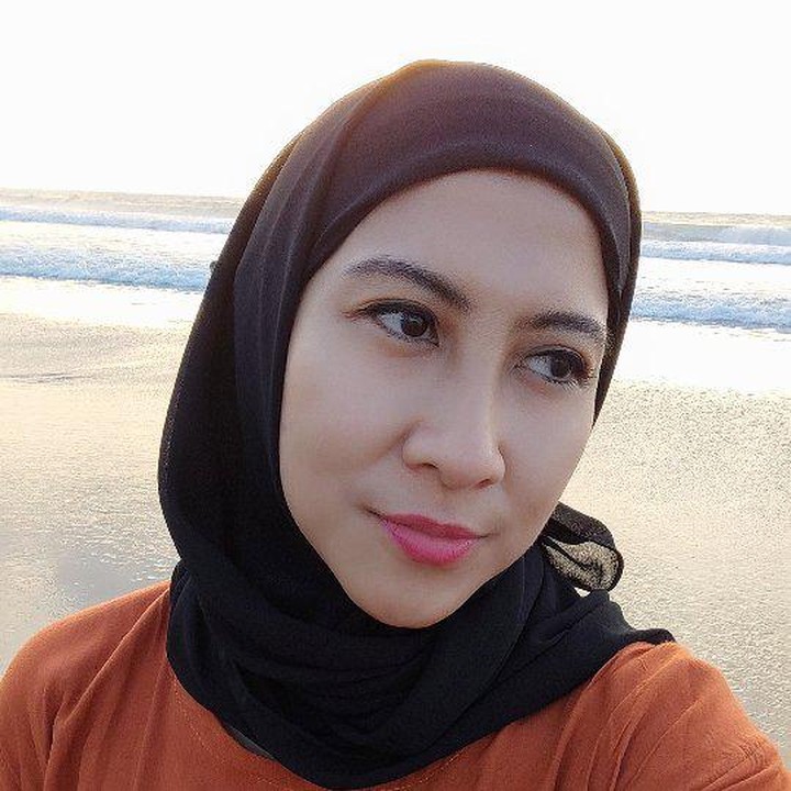 <p>Bunda masih ingat Nia AFI? Jebolan ajang pencarian bakat ini sempat populer pada masanya. Ia mencuri perhatian saat menjadi finalis pada 2004 lalu. (Foto: Instagram @niadit_poll)</p>