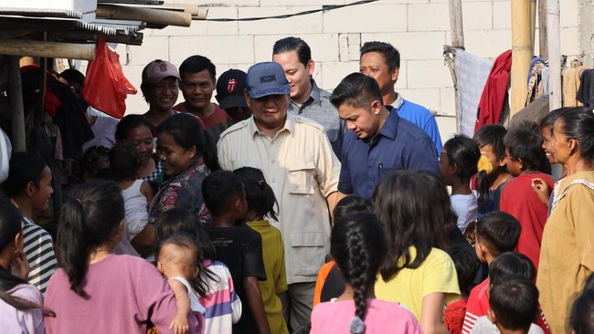 Calon presiden nomor urut 2 Prabowo Subianto blusukan ke Kampung Empang, Jakarta Utara untuk menyerap aspirasi warga.