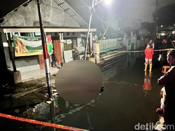 Pasutri Tewas Tersetrum Saat Banjir Gegara Pegang Tiang Lampu Diduga Milik PLN