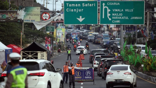 Kepolisian mencatat 21 ribu kendaraan masuk ke Jalan Raya Puncak, Kabupaten Bogor, Jawa Barat hingga Senin (25/12) siang ini.