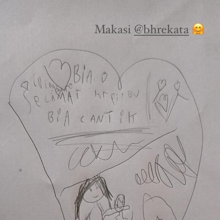 <p>Bhre Kata, anak keempat Zaskia Adya Mecca, tidak ingin melewatkan momen Hari Ibu, nih. Ia pun menggambarkan sebuah ucapan lengkap dengan tulisan manis 'Selamat Hari Ibu Bia Cantik'. "Terima kasih <em>@bhrekata,</em>" tulis Zaskia seraya menyisipkan emotikon peluk. (Foto: Instagram: @zaskiadyamecca)</p>