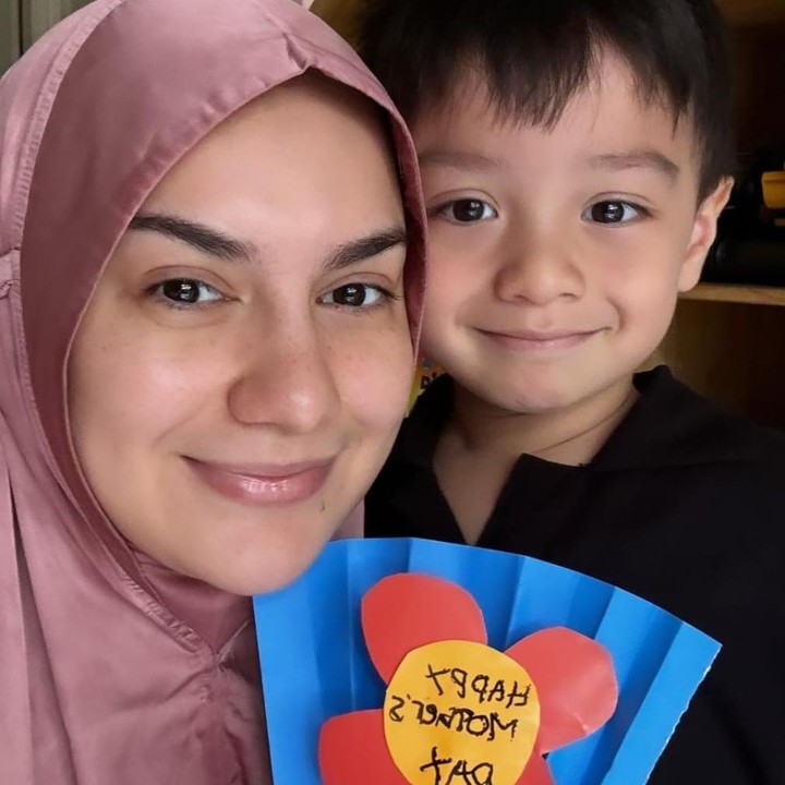 <p>Air Rumi anak Irish Bella membuatkan sang Bunda prakarya buket bunga spesial di Hari Ibu. Pada bunga juga tertulis ucapakan '<em>Happy Mothers Day'</em>, lho. "<em>Love you</em> anak <em>sholeh</em>," tulis Irish Bella berpose dengan sang anak. (Foto: Instagram: @_irishbella_)</p>