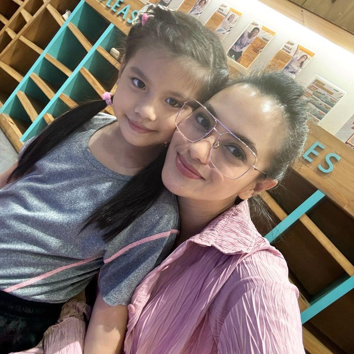 <p>Ririn Ekawati turut merayakan momen Hari Ibu bersama sang putri bungsu Abigail Cattleya Putri. Ririn pun menyebut pembelajaran untuk menjadi seorang Ibu tidak akan pernah usai, Bunda. "Menjadi Ibu proses belajaranya tidak pernah usai. Setiap hari belajar, termasuk melalui anak kecil ini. Belajar sabar, belajar menahan emosi juga mengendalikan diri," ungkap Ririn. (Foto: Instagram: @ririnekawati)</p>