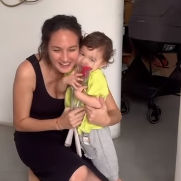 <p>Nadine Chandrawinata merasa bahagia usai mendapatkan dua tangkai mawar merah sebagai hadiah di Hari Ibu dari anak pertamanya, Nadi Djiwa. Dalam sebuah video, Djiwa terlihat berlari dan membawakan bunga untuk sang Bunda. "Perdana dapat bunga dari anakku di Hari Ibu. Selamat hai Ibu untuk Mama," tuturnya seraya menyisipkan emotikon hati. (Foto: Instagram: @nadinelist)</p>