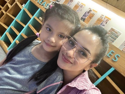 7 Potret Artis Rayakan Hari Ibu Bareng Anak, Ada yang Cuci Kaki Sang Bunda