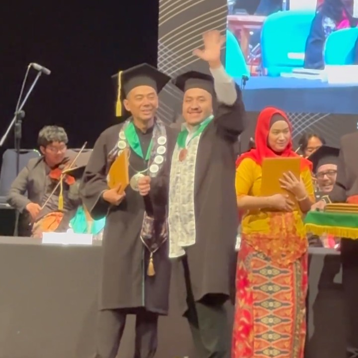 <p>Usut punya usut, Jason ternyata berada di kampus yang sama dengan sang Ayah. Namun, sang Ayah tidak menyelesaikan studinya ini. (Foto: Instagram: @davidbayudj)</p>