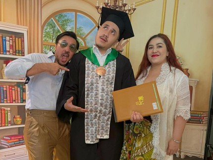 7 Potret Gaya David Bayu dan Istri Hadiri Wisuda Putranya yang Lulus dari IKJ