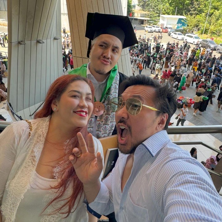 <p>"Satu kampus di IKJ, anaknya lulus tapi Bapaknya kagak. <em>Congrats my boy @jasondavismn</em>," tulis David pada laman Instagram dengan menyisipkan emotikon tersenyum. (Foto: Instagram: @davidbayudj)</p>