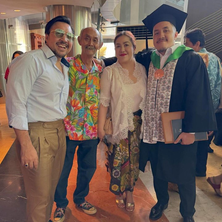 <p>Pada laman Instagram-nya, David pun mengunggah potretnya kala menghadiri acara wisuda sang anak. Dalam foto tersebut, Jason terlihat gagah mengenakan toga, Bunda. (Foto: Instagram: @davidbayudj)</p>