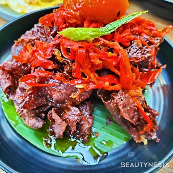 Namun, beberapa menu signature ala Plataran Indonesia juga tetap dihadirkan. Seperti dendeng batokok krispy ala Plataran ini.