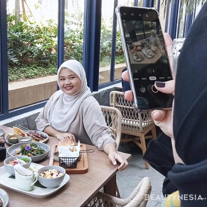 Jangan khawatir untuk kamu yang suka foto-foto cantik, karena banyak spot menarik di Plataran Puncak ini. Selamat berkunjung, Beauties!