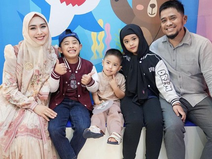 Mantap Boyong Keluarga Pindah ke Mesir, Oki Setiana Dewi Bekali Anak Bahasa Arab