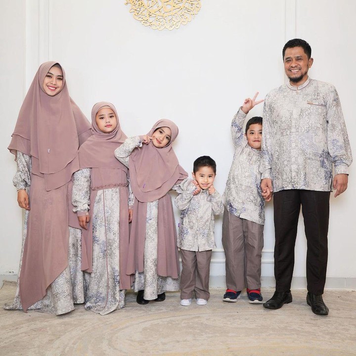 <p>Oki Setiana Dewi menikah dengan Ory Vitrio pada tahun 2014, Bunda. Dari pernikahan ini, keduanya pun dikaruniai empat orang anak bernama Maryam, Khadeejah, Ibrahim, dan Sulaiman. (Foto: Instagram: @okisetianadewi)</p>