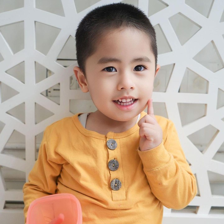 <p>Banyak netizen yang dibuat gemas dengan Sulaiman nih, Bunda. Bahkan tidak sedikit yang mengatakan Sulaiman semakin mirip dengan artis Korea, lho. (Foto: Instagram: @okisetianadewi)</p>