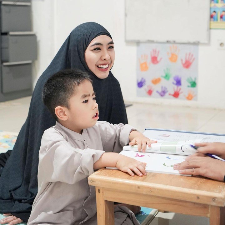<p>"Ambil raport Sulaiman di <em>@paudqu_tpa_maffaz @maskanulhuffadz</em>," tulis Oki pada laman media sosialnya seraya menyisipkan emotikon hati. (Foto: Instagram: @okisetianadewi)</p>