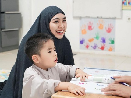 7 Potret Sulaiman Anak Bungsu Oki Setiana Dewi, Disebut Makin Mirip Artis Korea