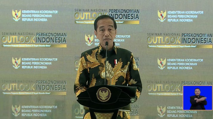 Presiden Joko Widodo menyampaikan sambutan dalam Seminar Nasional Outlook Perekonomian Indonesia 2024 dengan tema 
