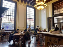 Toko Merah: Menikmati Kopi dan Pisang Goreng di Bangunan 293 Tahun