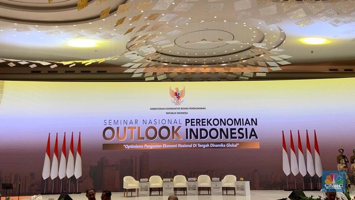 Seminar Nasional Outlook Perekonomian Indonesia 2024 dengan tema 