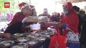 VIDEO: Aksi 'Sinterklas' Bagi-bagi Makan Siang Gratis di Semarang