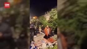 VIDEO: Diadang Israel Ke Al Aqsa, Warga Palestina Salat Subuh di Jalan