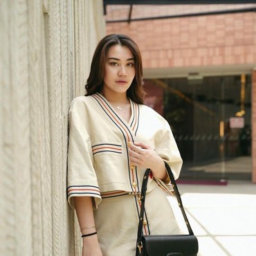 Cara Aaliyah Massaid Pilih Warna Lipstik yang Antimenor