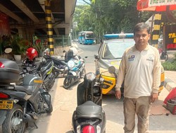 Ban Motor Kena Paku, Warga Apresiasi Tambal Ban di Pospam Polsek Mampang