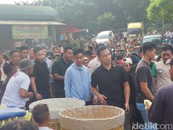 Pagi-pagi, Gibran Blusukan di Pasar Induk Kramat Jati dan Pasar Minggu