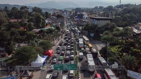 FOTO: Kawasan Puncak Diserbu, Lalin Terpantau Padat