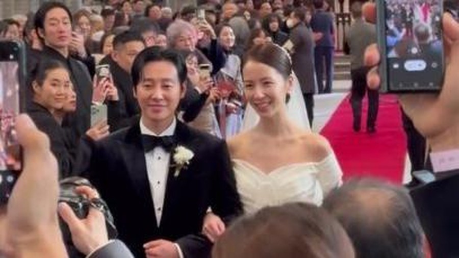 Kim Dong Wook menikahi Stella Kim, mantan trainee SM Entertainment