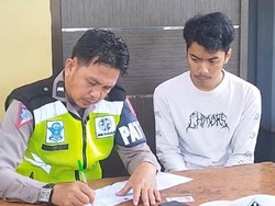 Polisi Tilang Pemuda Freestyle Motor di Area Kantor Bupati Maros