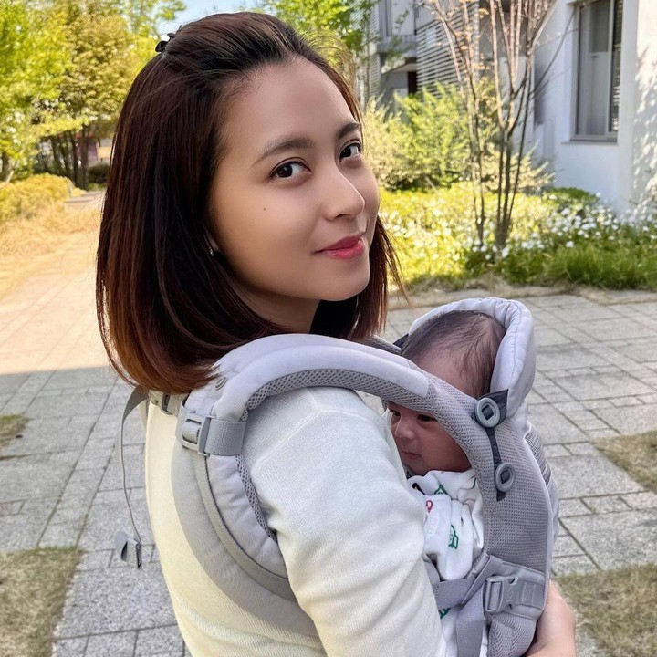 <p>Usai menikah, Rica memutuskan untuk meninggalkan dunia hiburan dan menetap di Jepang. Perempuan 32 tahun ini juga telah dikaruniai dua orang anak bernama Ayuka Tsuji dan Tsuji Ryouma. (Foto: Instagram: @rica_tsuji)</p>