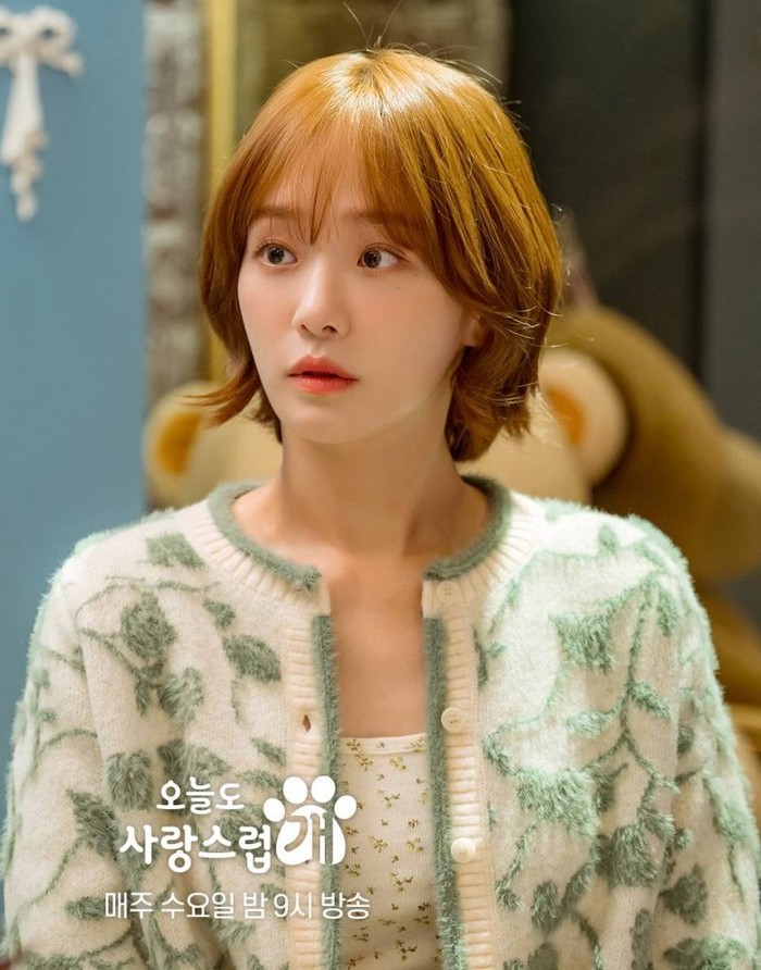 Outer selalu menjadi andalan Park Gyu Young untuk tampil rapi. Padukan cardigan berbahan rajut yang lembut dengan inner berwarna senada./ Foto: MBC