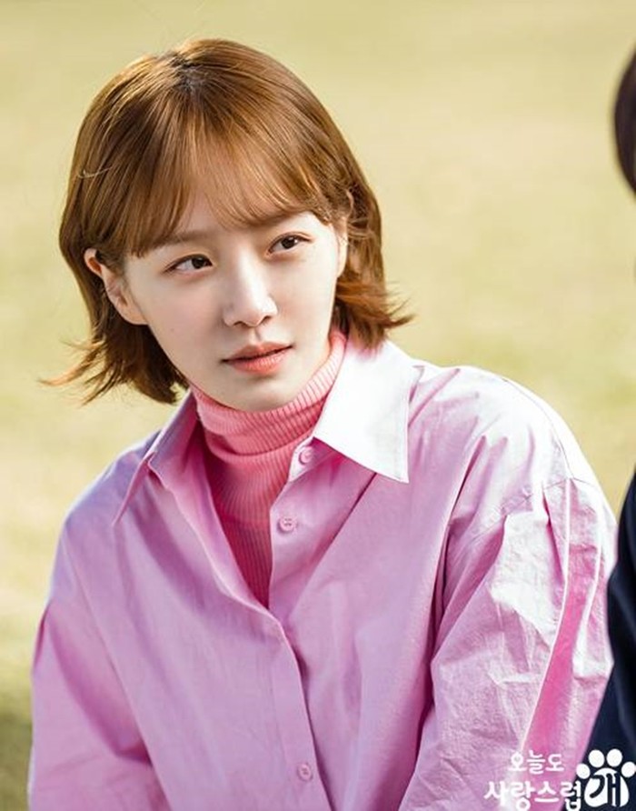 Park Gyu Young tak pernah takut tampil colorful. Kamu bisa contek outfit serba pink yang terdiri dari turtleneck dan kemeja berikut ini!/ Foto: MBC
