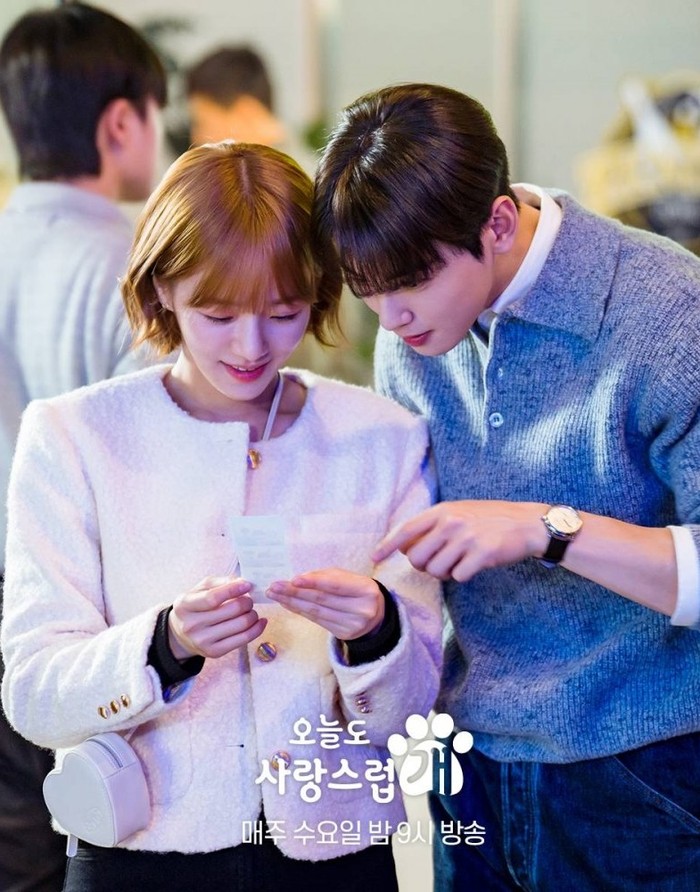 Perpaduan celana dan inner hitam lengan panjang dengan jaket putih bahan fleece ala Park Gyu Young ini cocok untuk kamu yang butuh outfit semi formal./ Foto: MBC